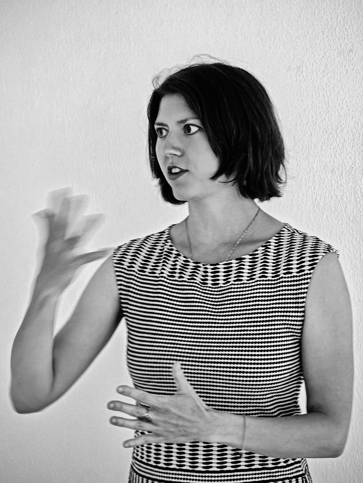 Susanna Holowati im Gespräch mit Klient:innen